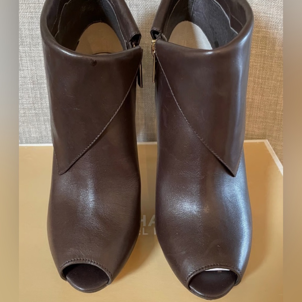 MK Elegant Brown Peep-Toe Ankle Boots nwt
Size 8.5 medium